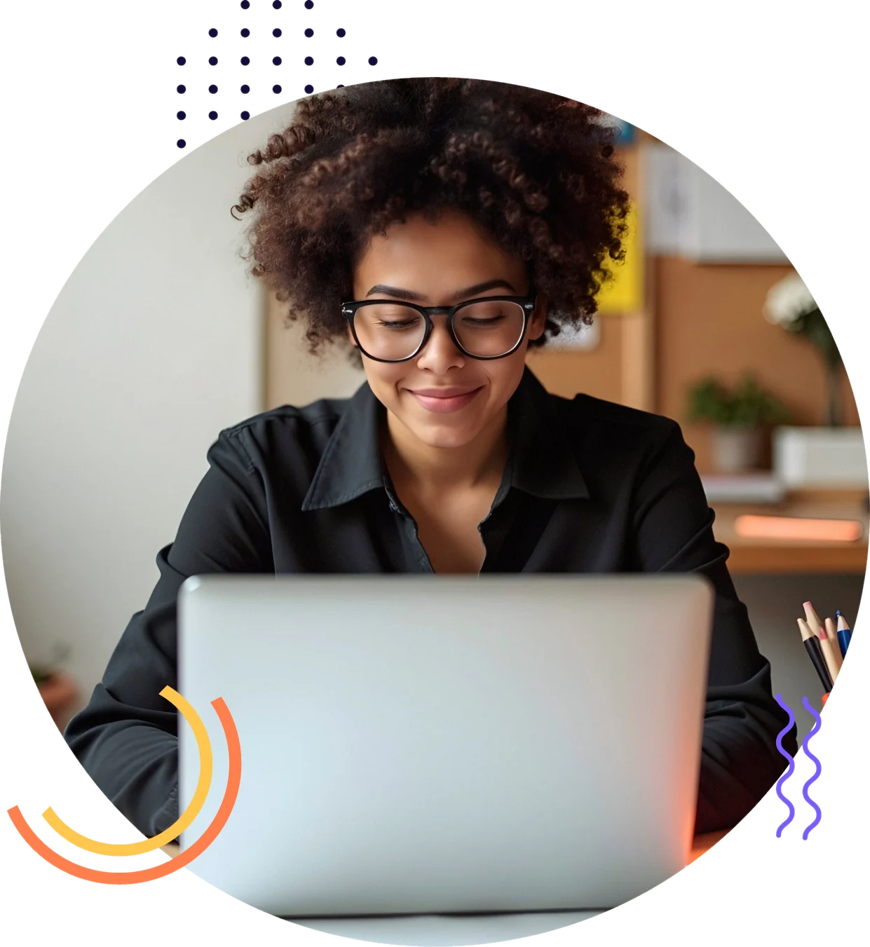 Une collaboratrice travaille sur son ordinateur portable